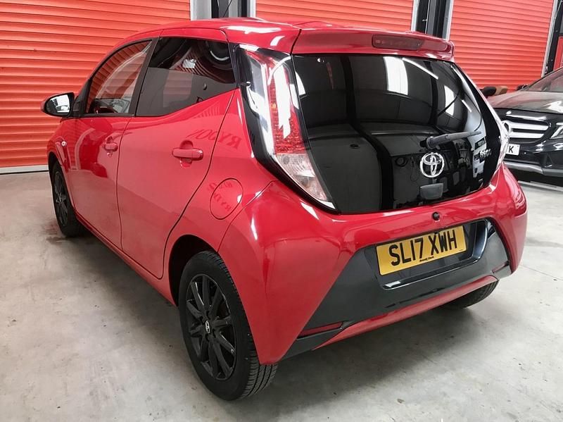 Used Toyota Aygo x-style 69 HP (50 kW) 2017 Red Hatchback