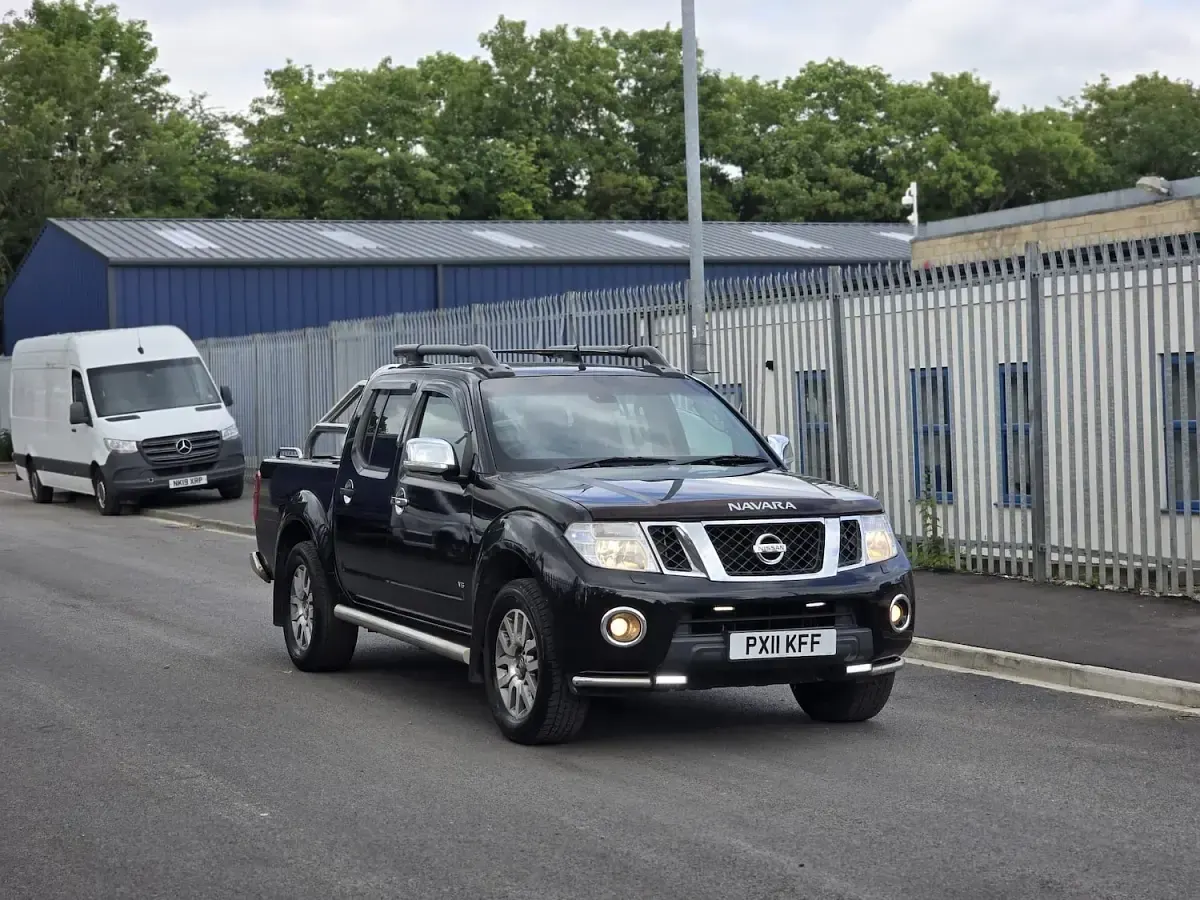 Used Nissan Navara Tekna 190 HP (139 kW) 2011 Black Pickup