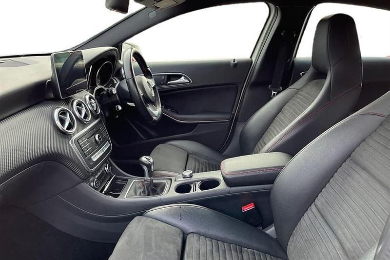 Used Mercedes A160 Executive 102 HP (75 kW) 2017 Cirrus white Hatchback