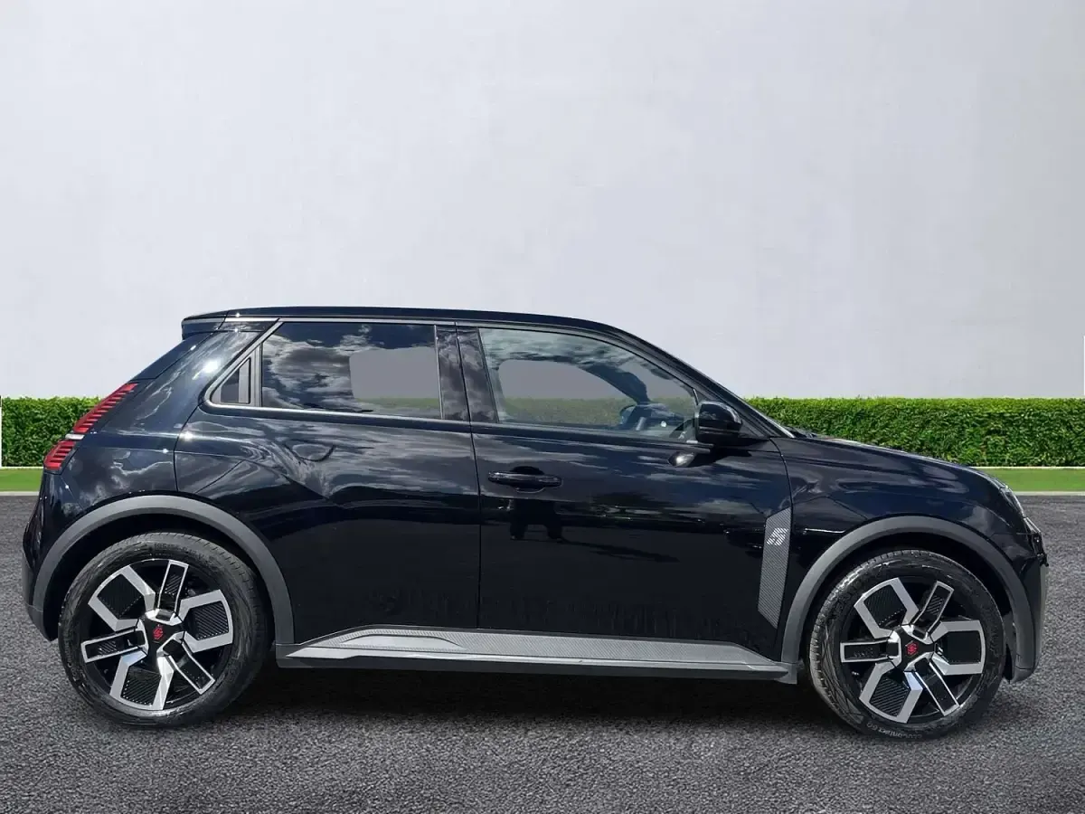 Used Renault R5 Urban 89 kW (122 HP) 2025 Black Hatchback