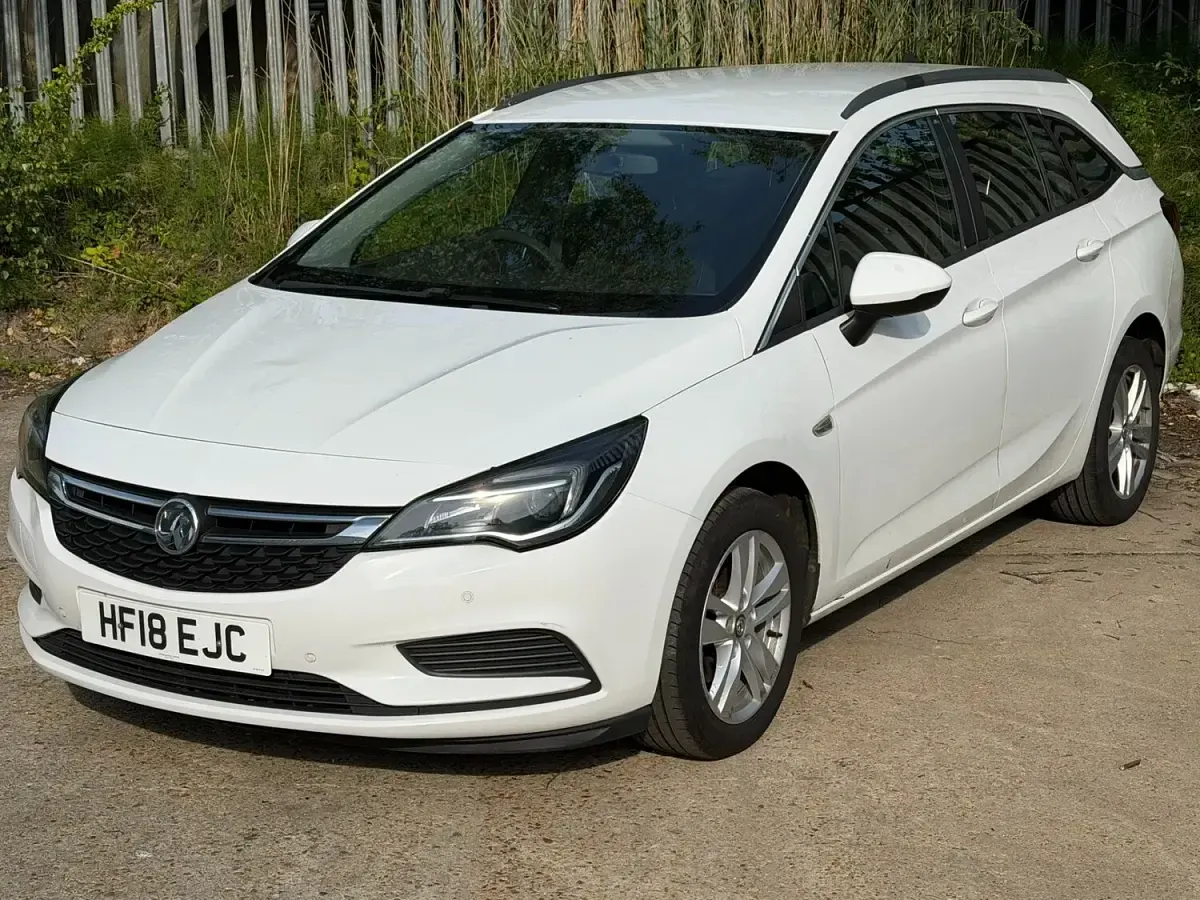 Used Vauxhall Astra 2018 White Estate