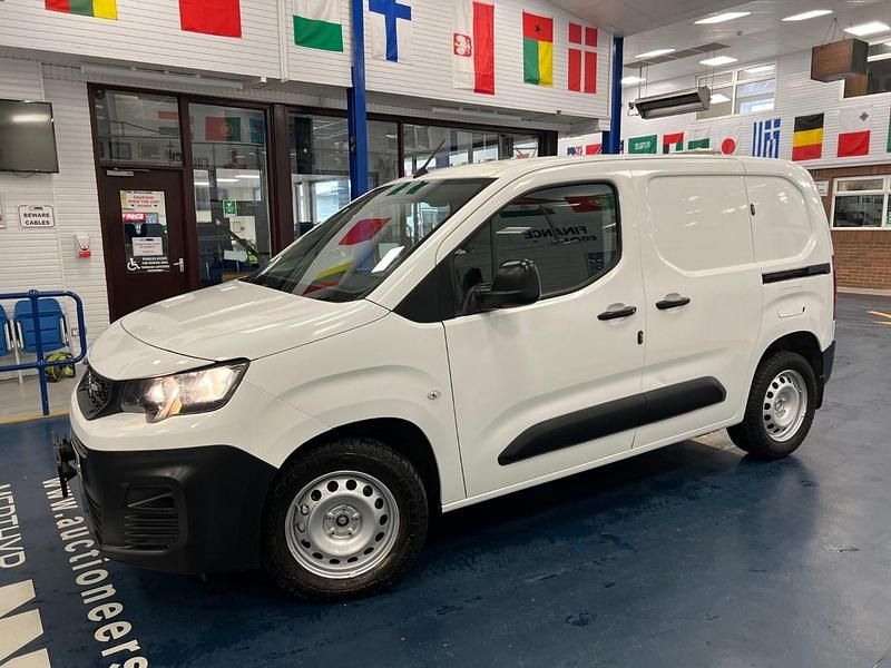 Used Peugeot Partner 100 HP (73 kW) 2020 White MPV