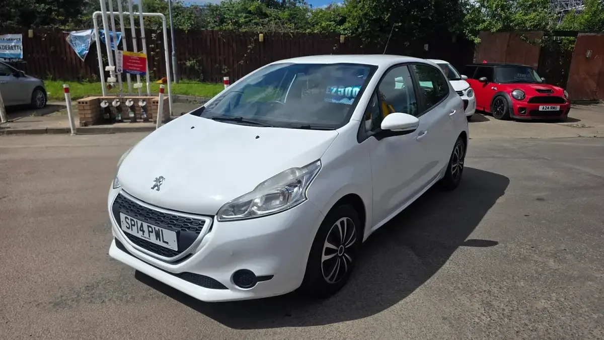 Used Peugeot 208 Access 82 HP (60 kW) 2014 White Hatchback