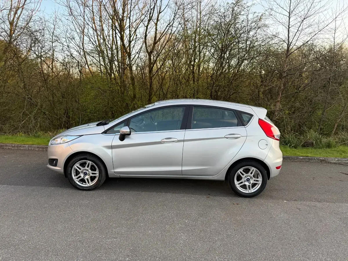 Begagnad Ford Fiesta Zetec 82 HK (60 kW) 2013 Silver Halvkombi