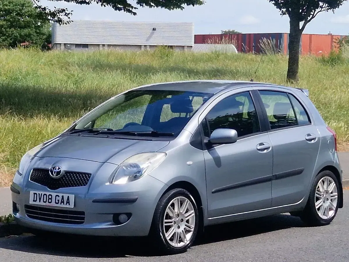 Used Toyota Yaris SR 87 HP (63 kW) 2008 Silver Hatchback