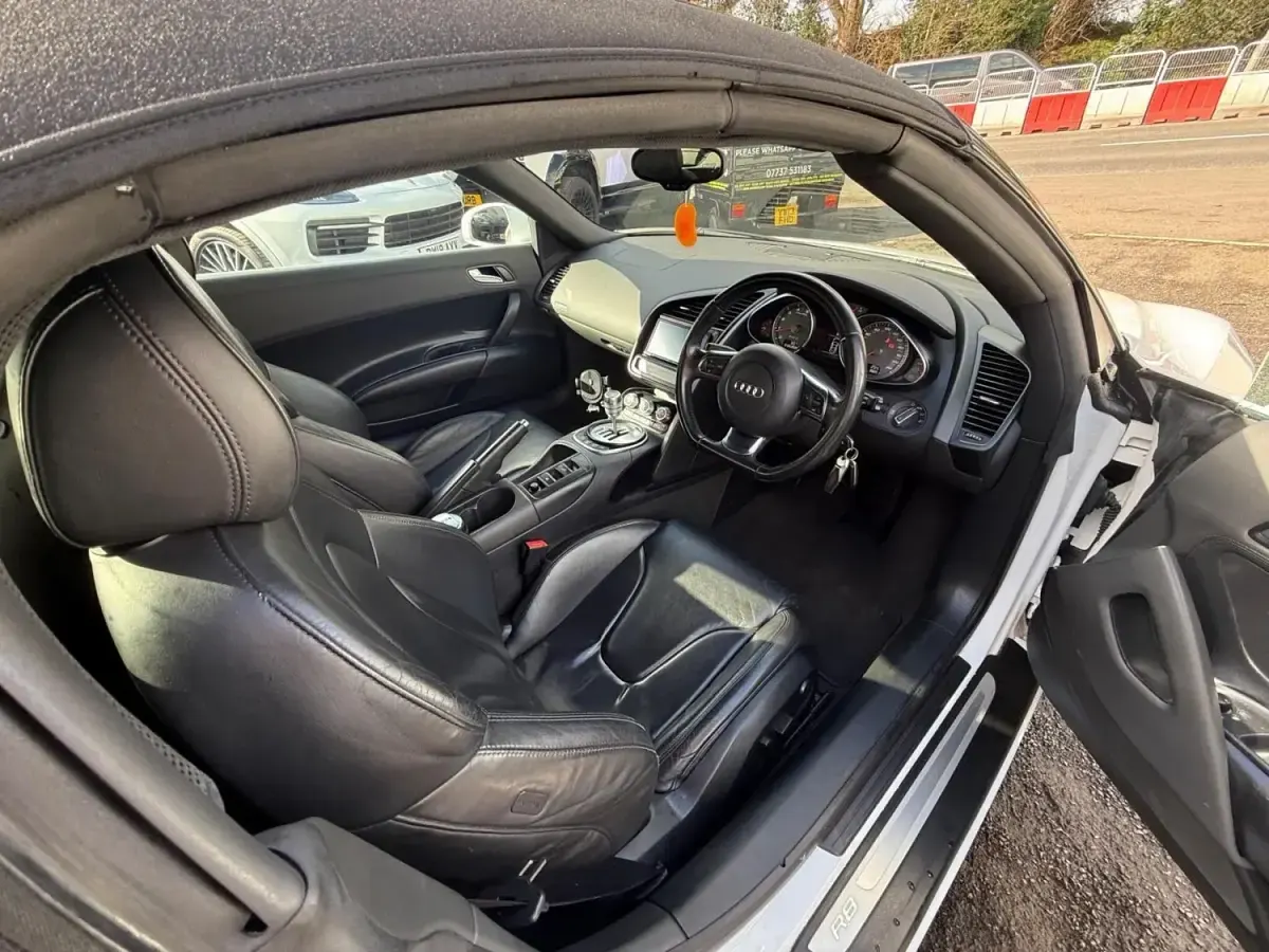 Begagnad Audi R8 Spyder Prestige 430 HK (316 kW) 2012 Vit Cab