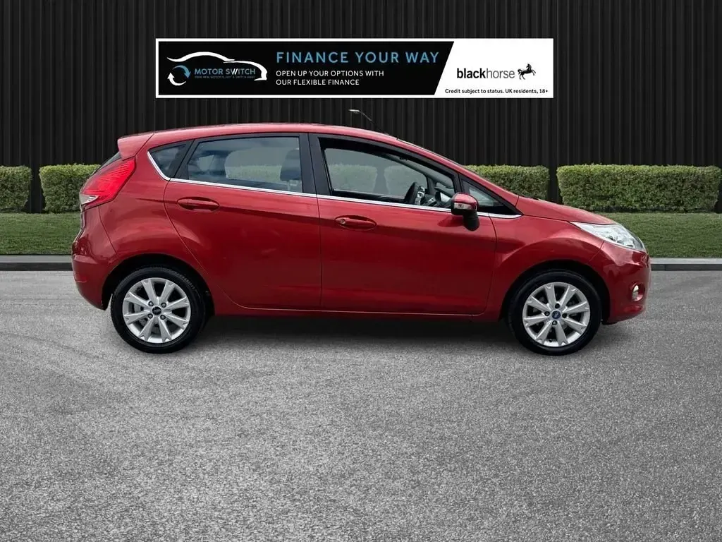 Usado Ford Fiesta Zetec 70 CV (51 kW) 2010 Rojo Utilitario