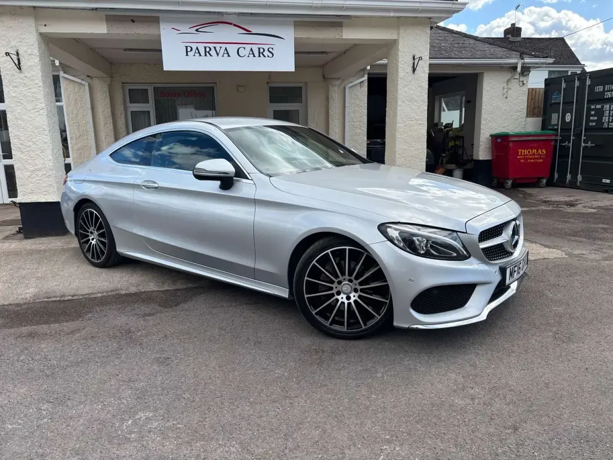Usado Mercedes C220 AMG line 170 CV (125 kW) 2016 Plateado Coupe