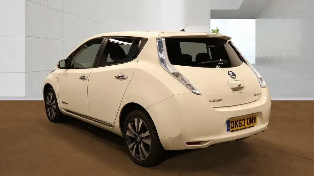 Used Nissan Leaf Tekna 80 kW (109 HP) 2013 White Hatchback
