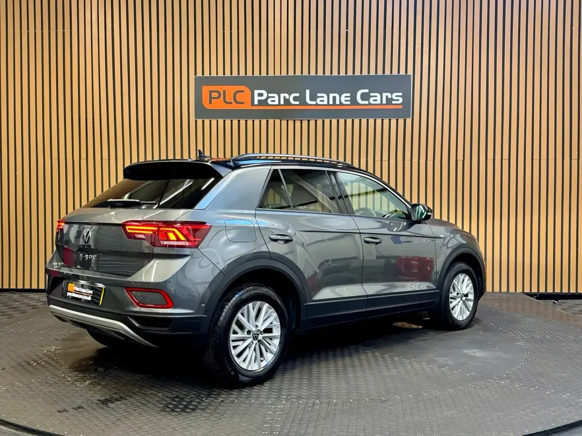 Usado VW T-Roc Life 150 CV (110 kW) 2024 Gris SUV