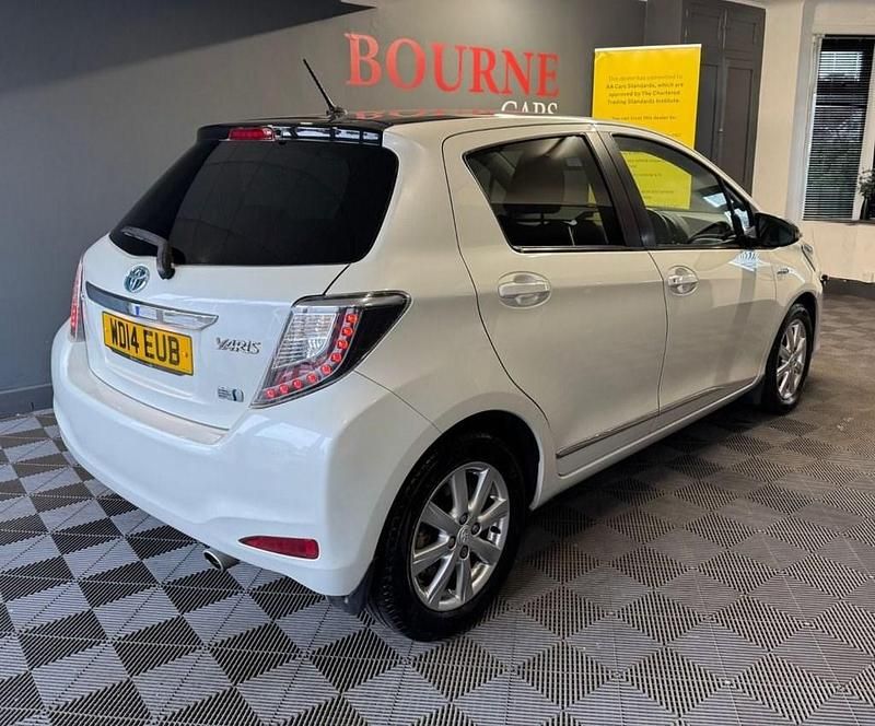 Used Toyota Yaris Hybrid Plus 101 HP (74 kW) 2014 White Hatchback