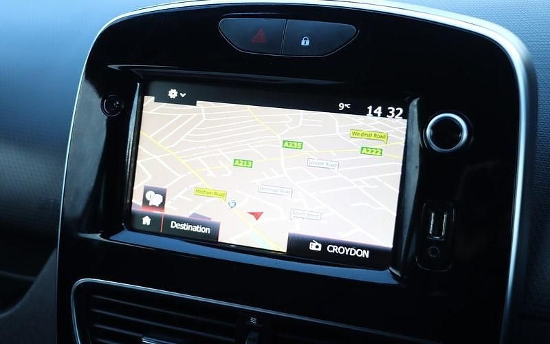 Used Renault Clio IV Iconic 90 HP (66 kW) 2019 Glacier white Hatchback