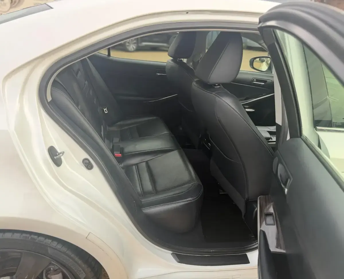 Used Lexus IS300h 2014 White Sedan