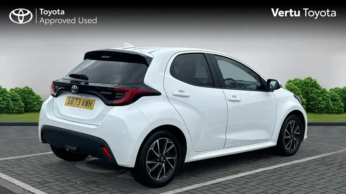 Used Toyota Yaris Design 116 HP (85 kW) 2023 Pure white (solid paint) Hatchback