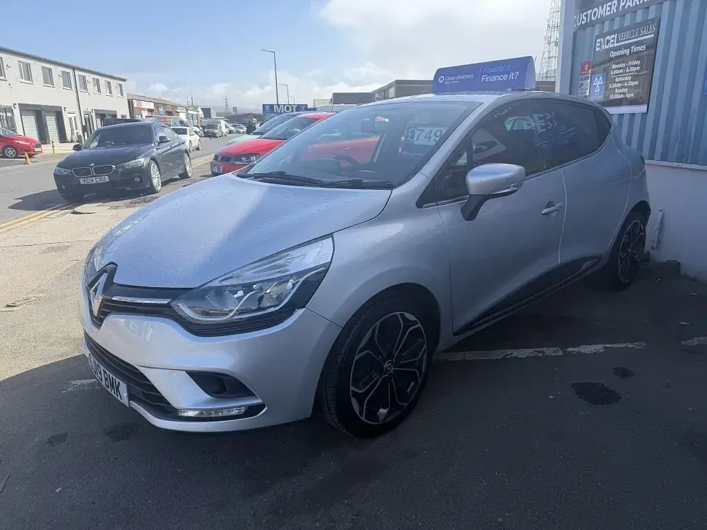 Used Renault Clio Iconic 90 HP (66 kW) 2019 Silver Hatchback