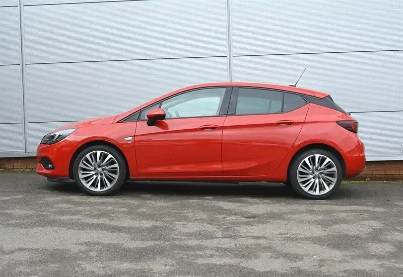 Used Vauxhall Astra SRi 122 HP (89 kW) 2020 Power red Hatchback
