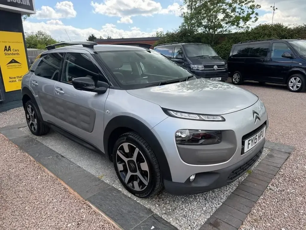 Usado Citroën C4 Cactus Flair 92 HP (67 kW) 2015 Prateado Citadino