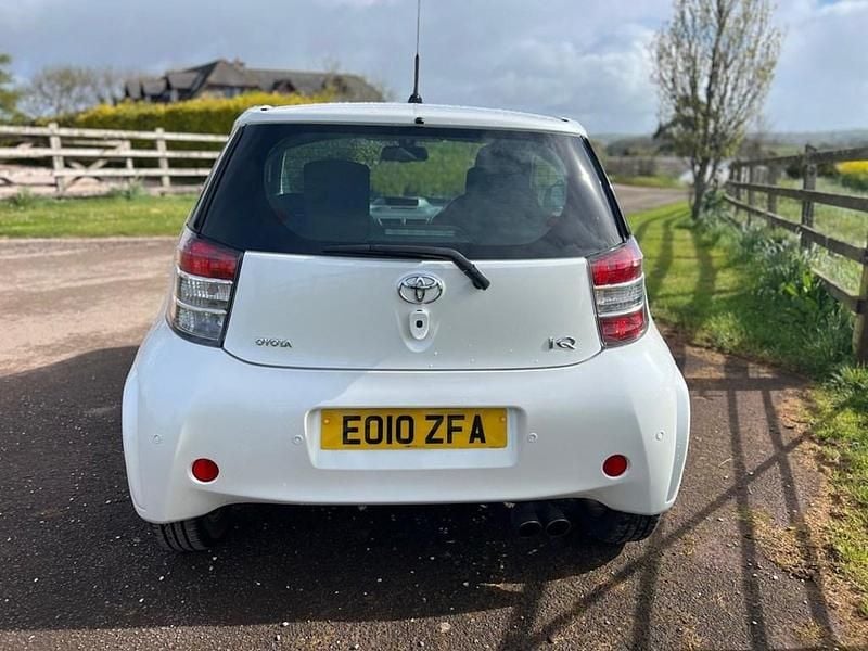 Used Toyota iQ 98 HP (72 kW) 2010 White Hatchback