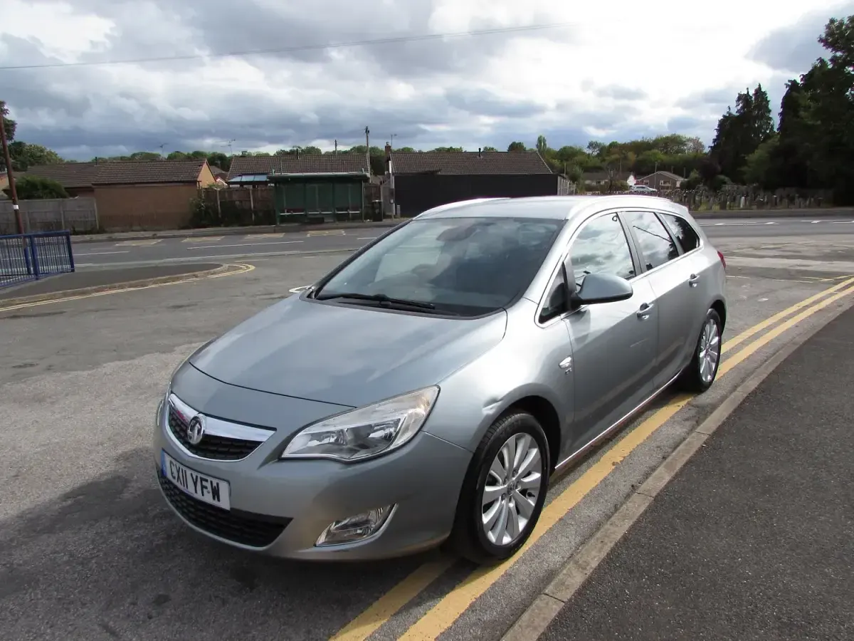 Used Vauxhall Astra 108 HP (79 kW) 2011 Silver Estate