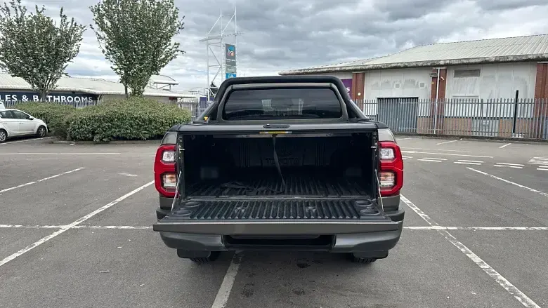 Usado Toyota HiLux 204 HP (150 kW) 2023 Pickup