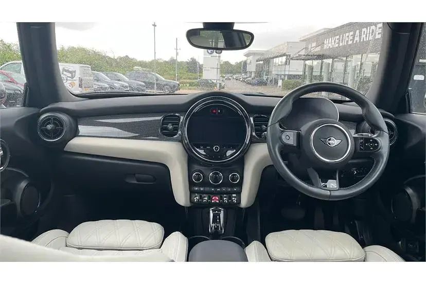 Begagnad Mini Cooper Exclusive 136 HK (100 kW) 2023 Röd Halvkombi