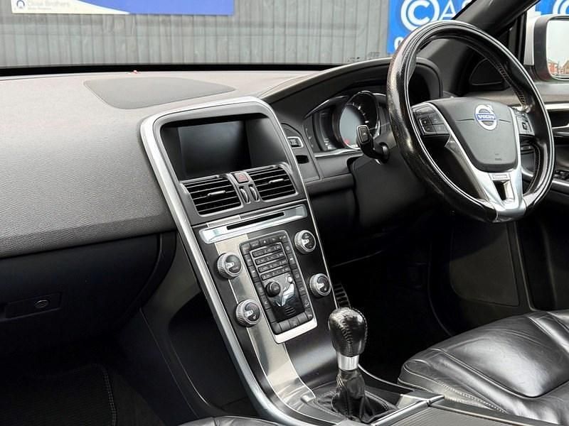 Used Volvo XC60 R-Design 190 HP (139 kW) 2016 Red SUV