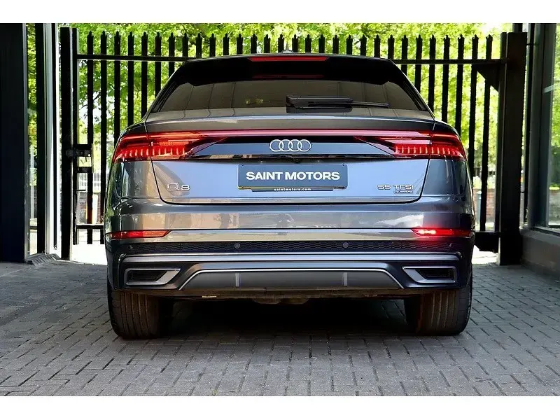 Begagnad Audi Q8 S-Line 340 HK (250 kW) 2022 Grå SUV