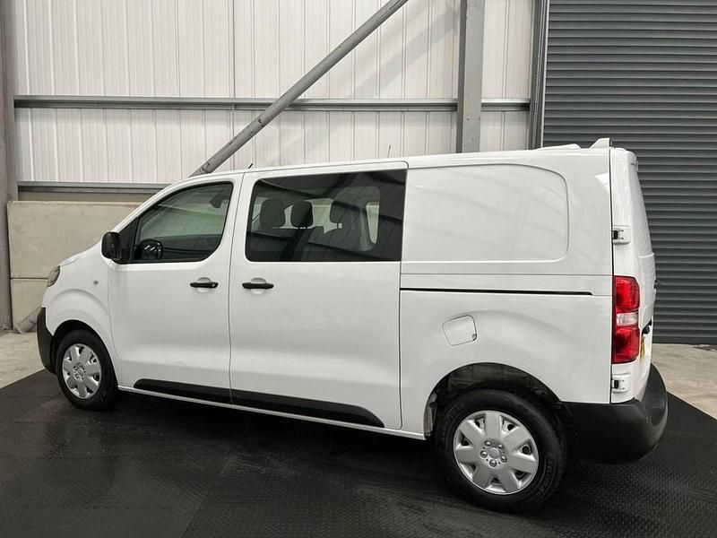 Used Vauxhall Vivaro 145 HP (106 kW) 2022 White MPV