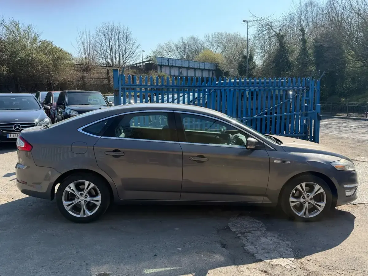 Begagnad Ford Mondeo Titanium X 145 HK (106 kW) 2011 Brun Halvkombi