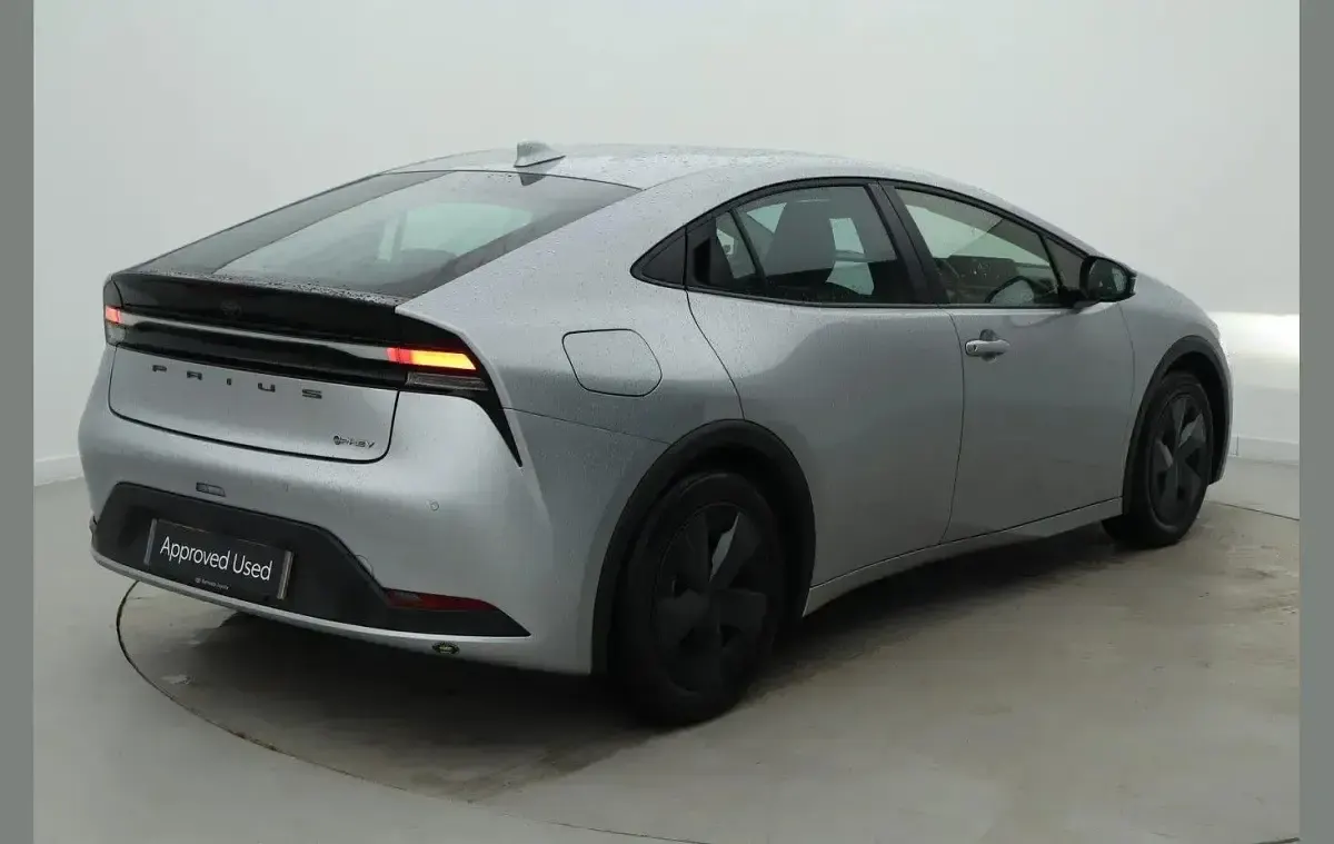Usado Toyota Prius Design 220 CV (161 kW) 2025 Plateado Utilitario
