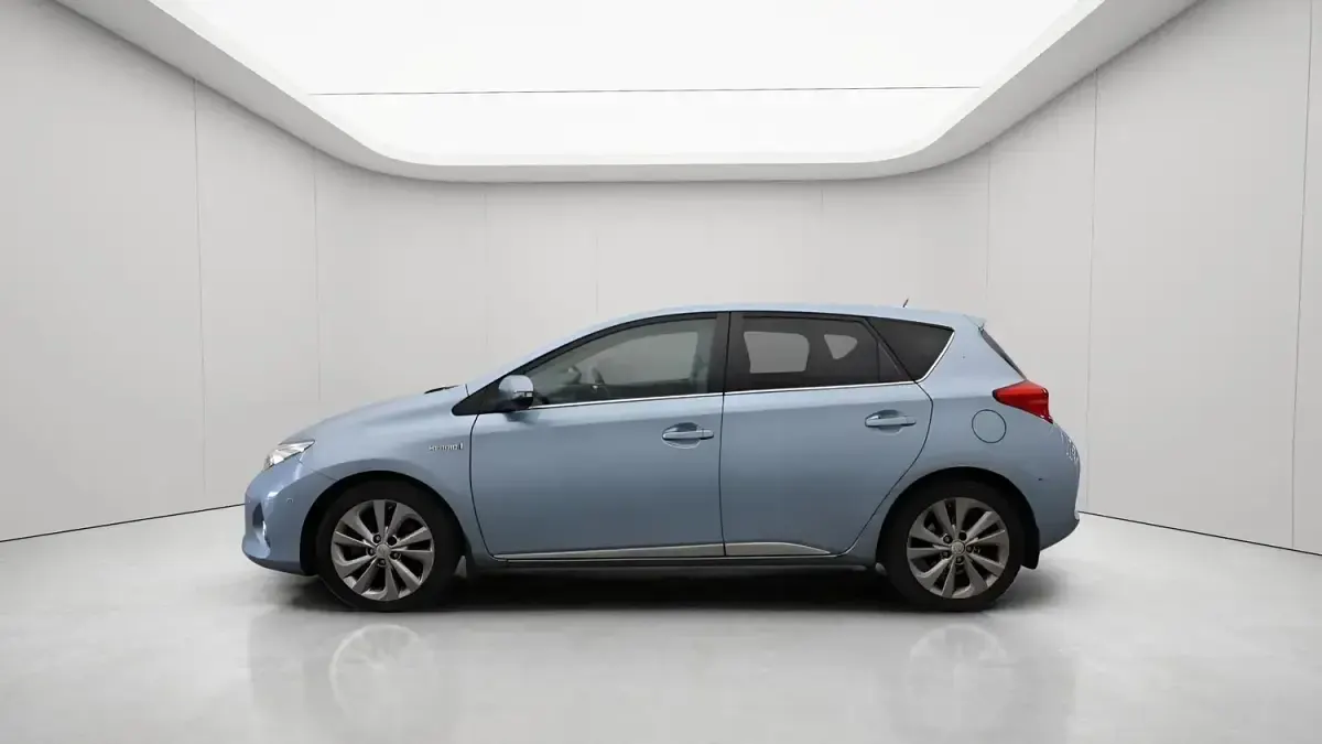 Used Toyota Auris Hybrid 136 HP (100 kW) 2014 Blue Hatchback