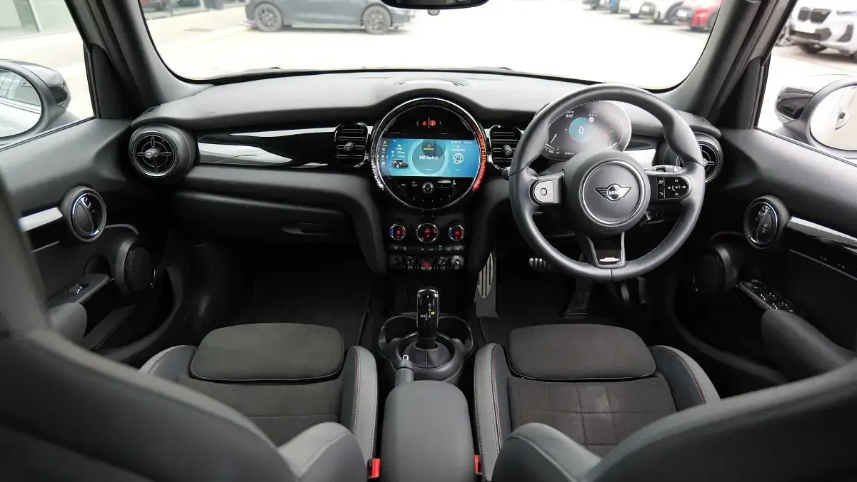 Usado Mini Cooper Hatch 134 HP (98 kW) 2023 Prateado Citadino