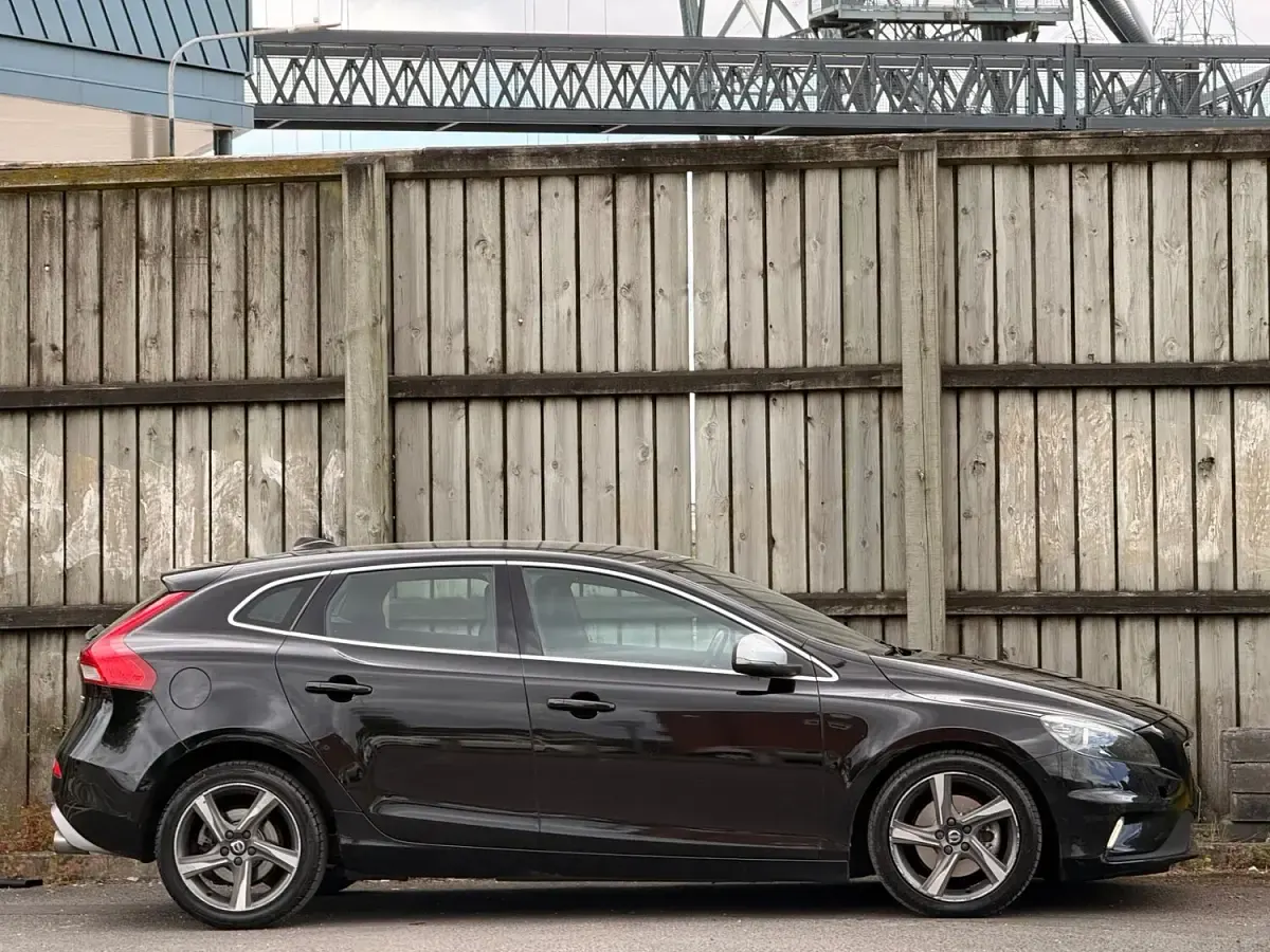Used Volvo V40 R-Design 120 HP (88 kW) 2015 Black Hatchback