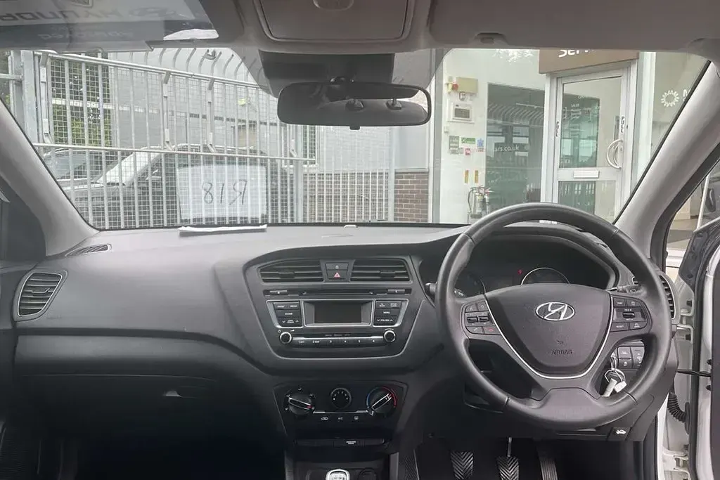 Käytetty Hyundai i20 SE 83 HP (61 kW) 2017 Valkoinen Viistoperä