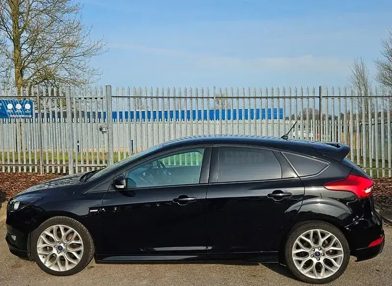 Usado Ford Focus ST-Line 150 CV (110 kW) 2017 Negro Utilitario