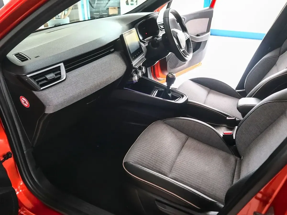 Used Renault Clio Techno 90 HP (66 kW) 2024 Valencia orange Hatchback