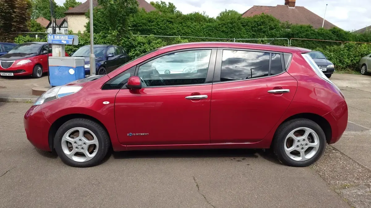 Used Nissan Leaf Acenta 80 kW (109 HP) 2015 Red Hatchback