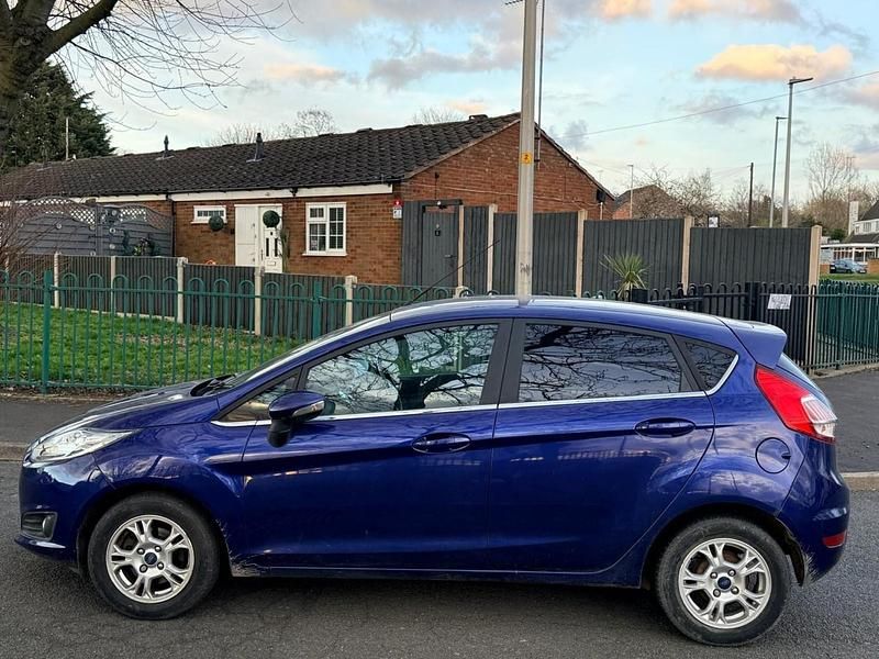 Usado Ford Fiesta Titanium 75 HP (55 kW) 2016 Azul Citadino
