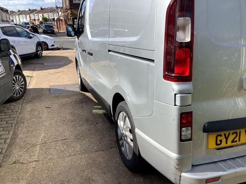 Begagnad Renault Trafic 120 HK (88 kW) 2021 Silver Minibuss