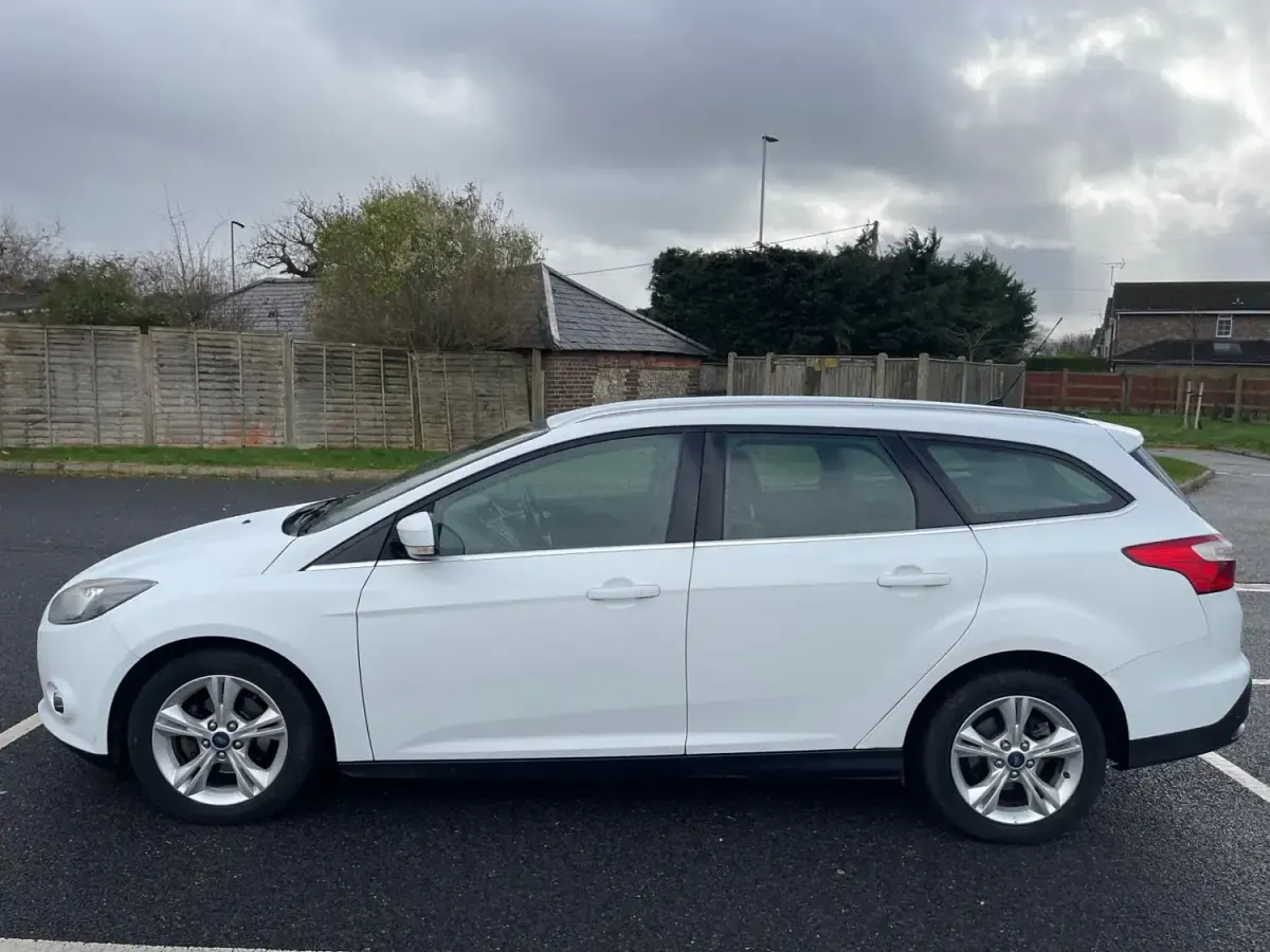 Begagnad Ford Focus Zetec 2013 Vit Kombi