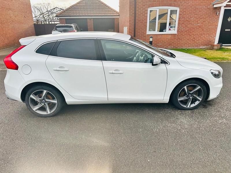 Used Volvo V40 R-Design 190 HP (139 kW) 2015 White Hatchback