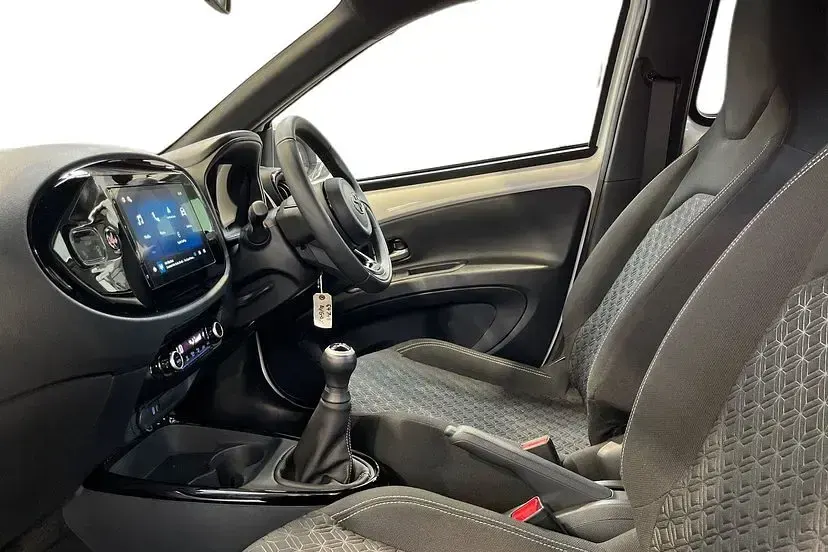 Used Toyota Aygo X 72 HP (52 kW) 2026 Pure white with black SUV