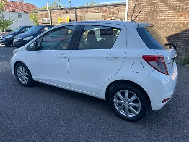 Used Toyota Yaris 99 HP (72 kW) 2012 White Hatchback
