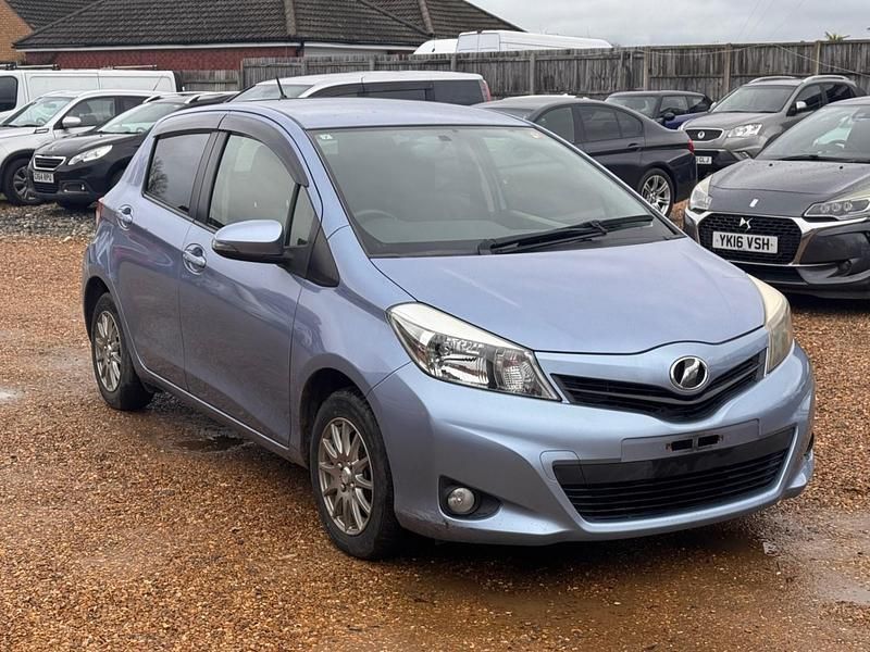 Used Toyota Yaris 99 HP (72 kW) 2013 Blue Hatchback