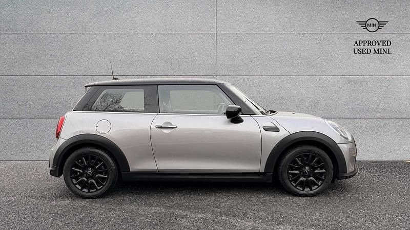Usado Mini Cooper Classic 134 HP (98 kW) 2023 Prateado Citadino