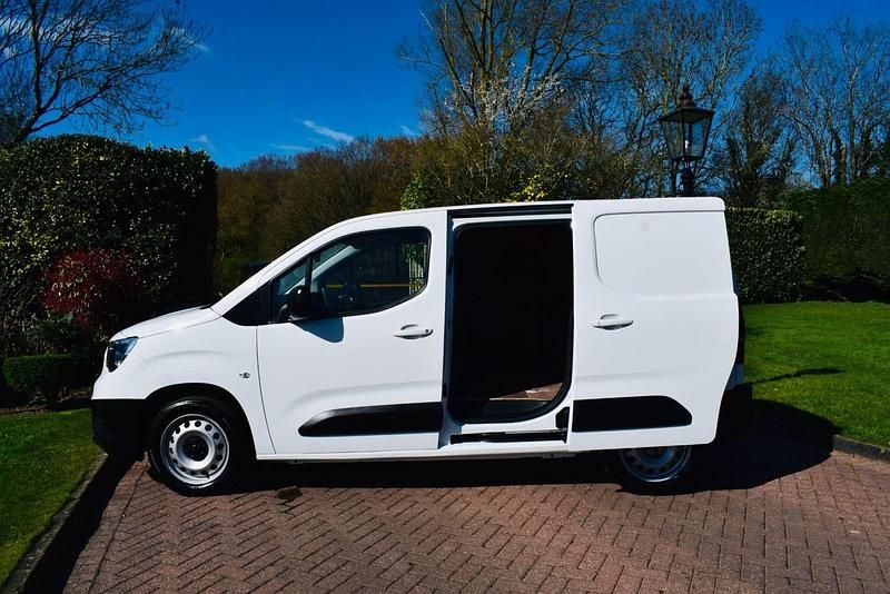 Used Vauxhall Combo S 130 HP (95 kW) 2022 White MPV