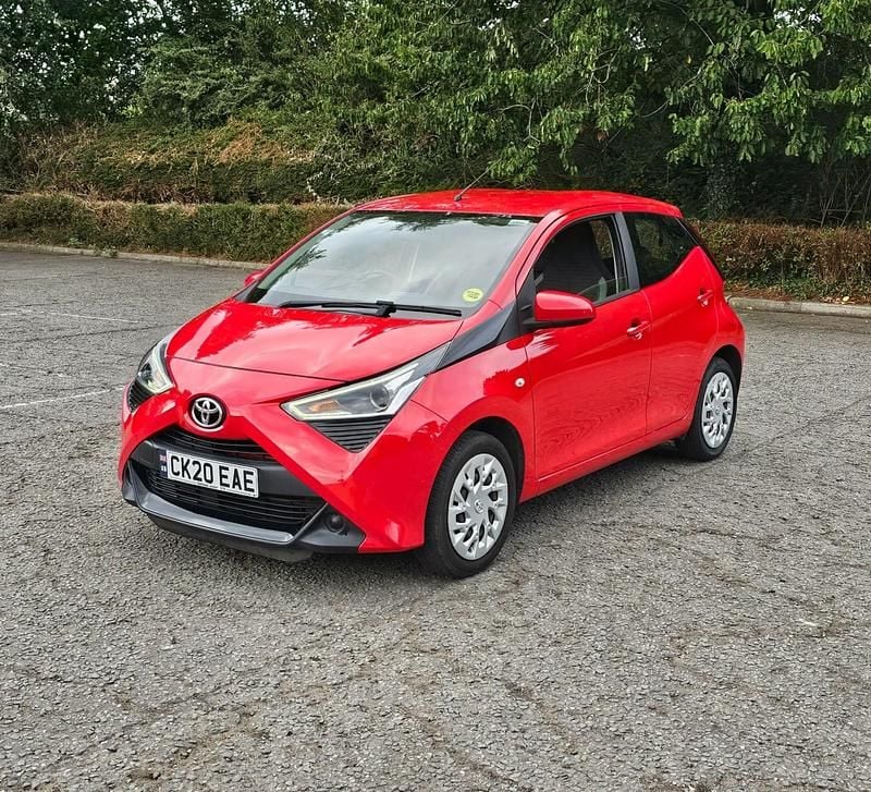 Used Toyota Aygo X-play 72 HP (52 kW) 2020 Red Hatchback