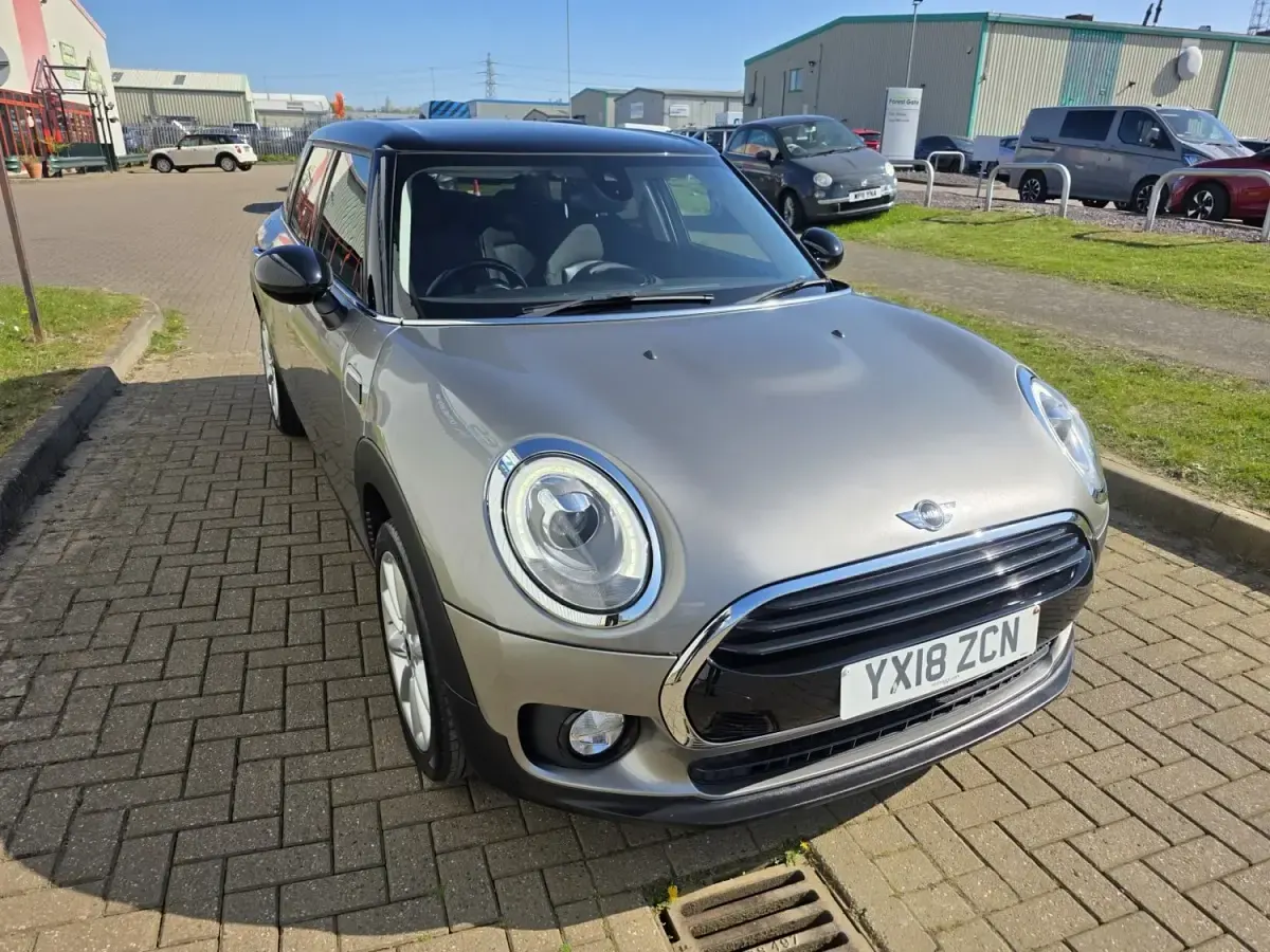 Usado Mini Cooper Clubman 136 CV (100 kW) 2018 Plateado Familiar