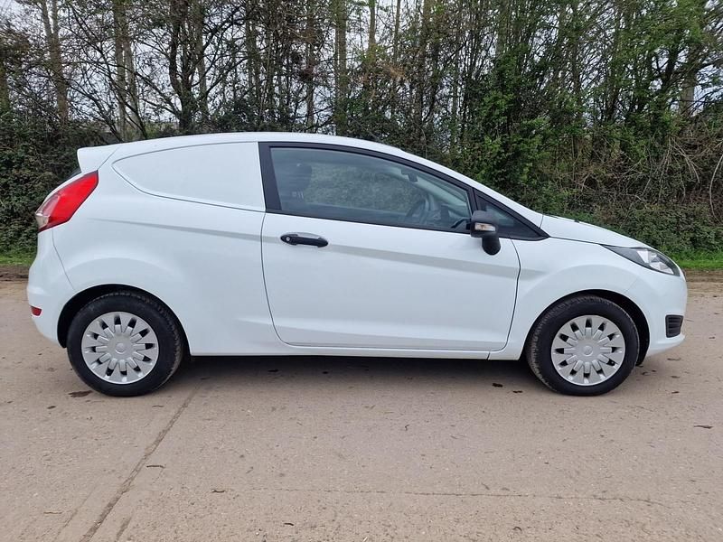 Used Ford Fiesta 93 HP (68 kW) 2015 White Van