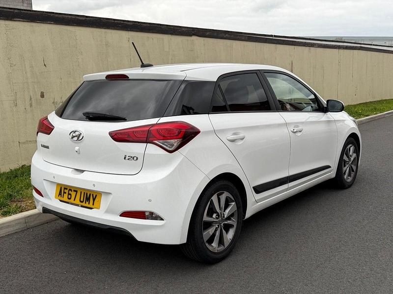 Used Hyundai i20 Premium 84 HP (61 kW) 2017 White Hatchback